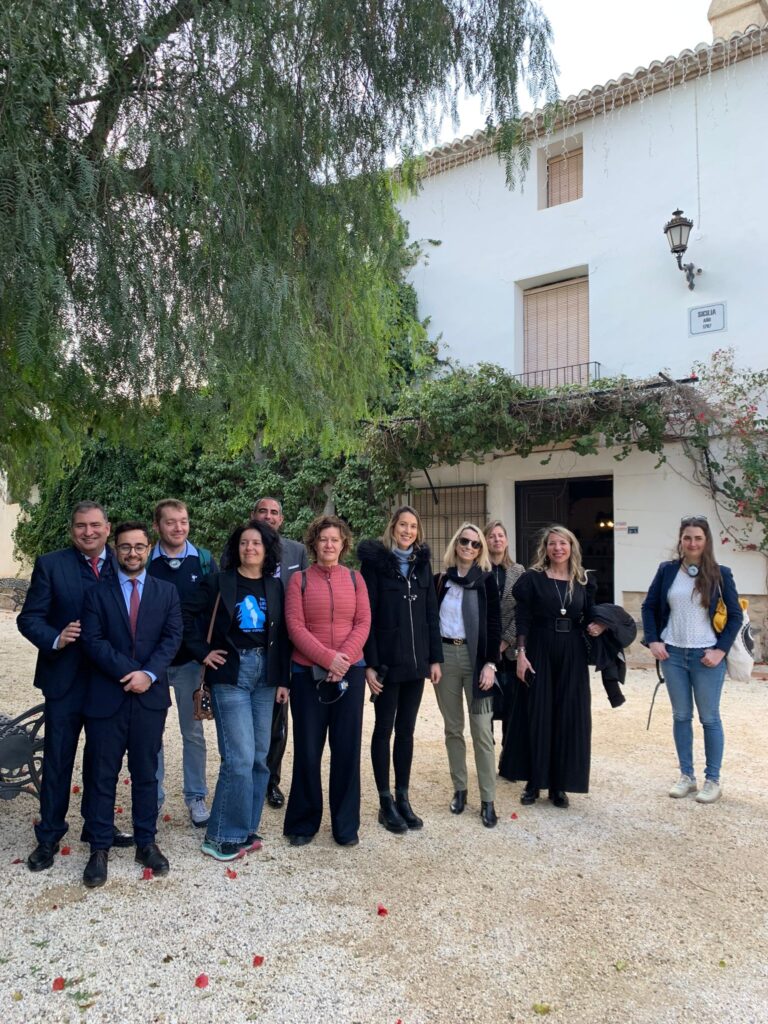 Los eurodiputados en Casa Sicilia durante su visita a Alicante