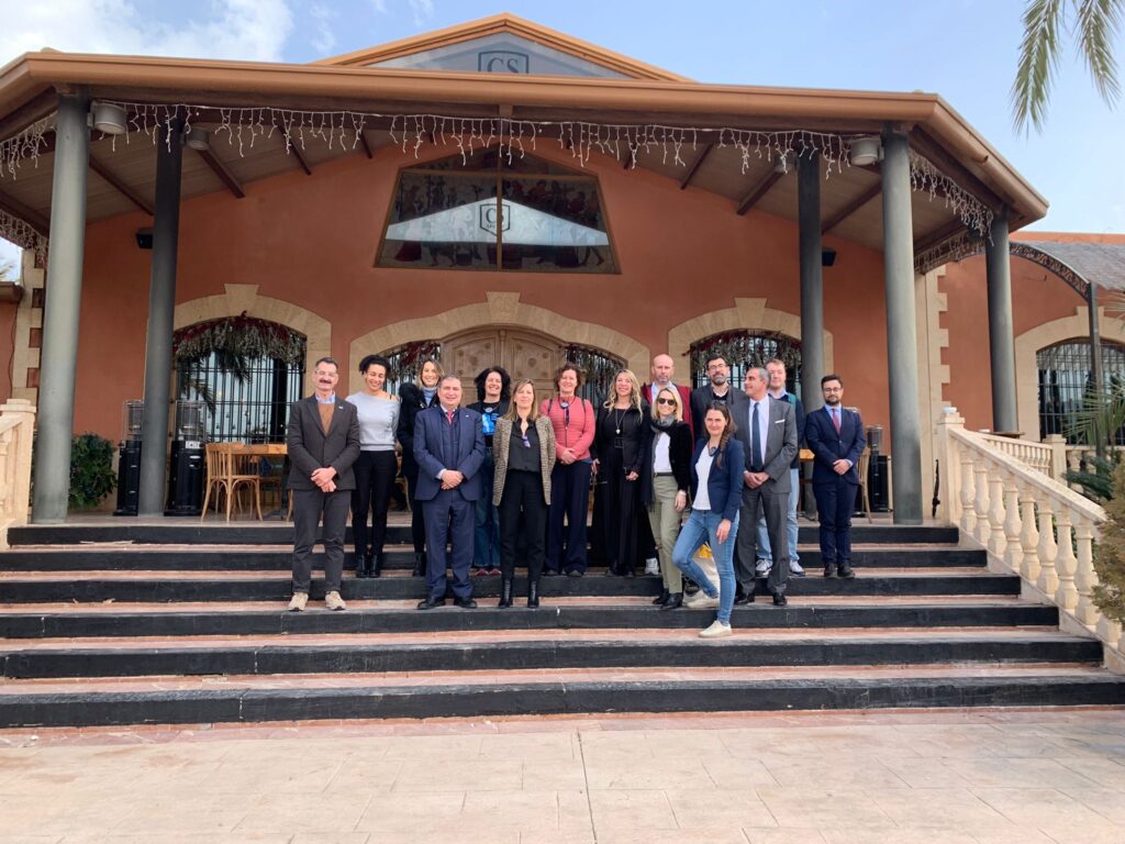 Los eurodiputados en Casa Sicilia durante su visita a Alicante