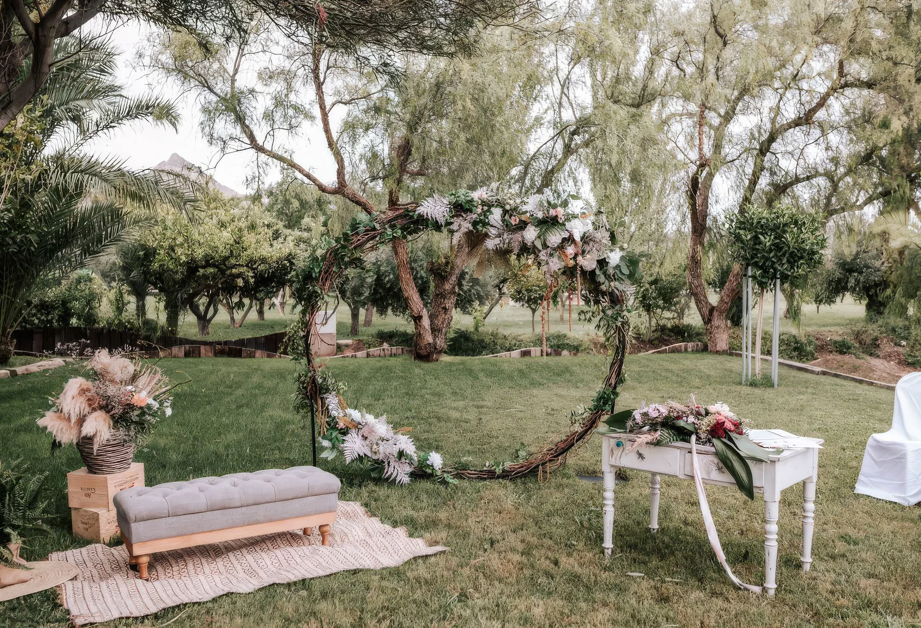 Jardín de Casa Sicilia preparado para una ceremonia de boda