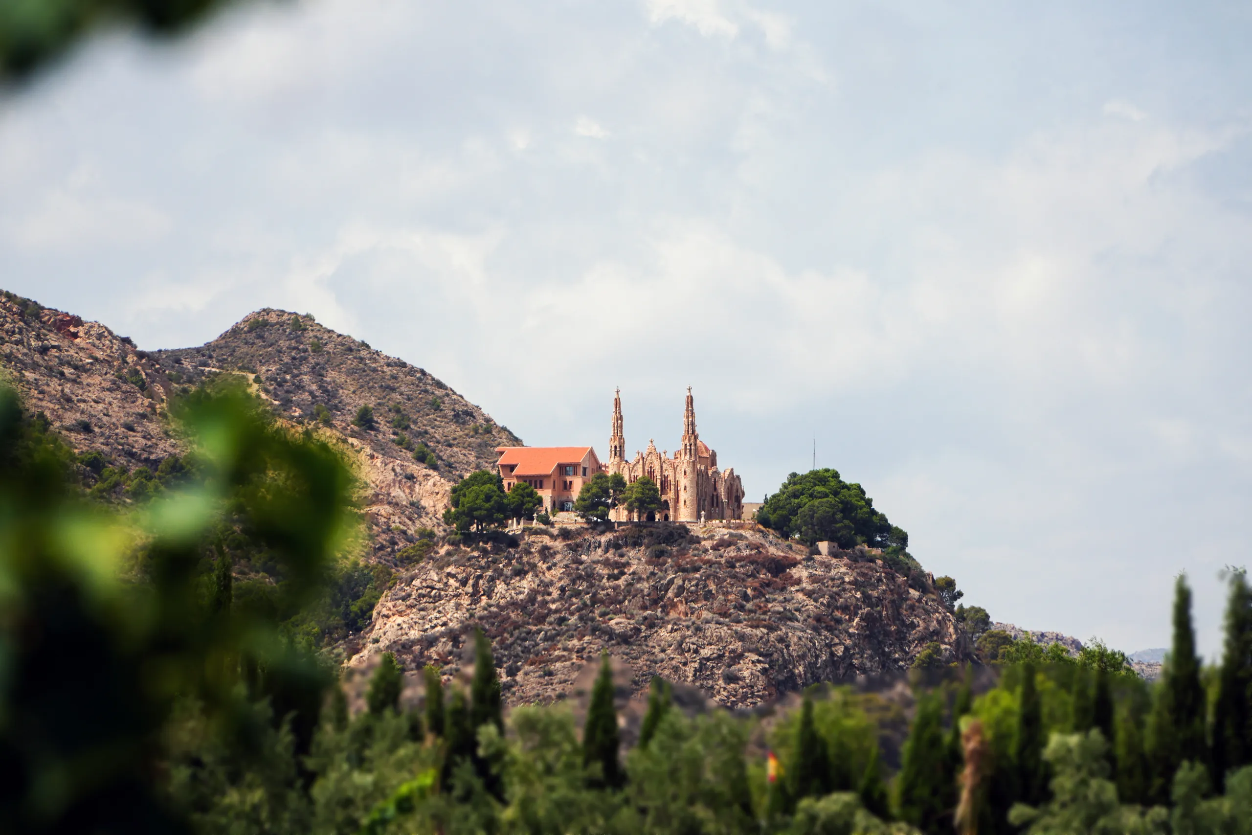 Viñedos de Casa Sicilia con el Santuario de la Magdalena de Novelda al fondo