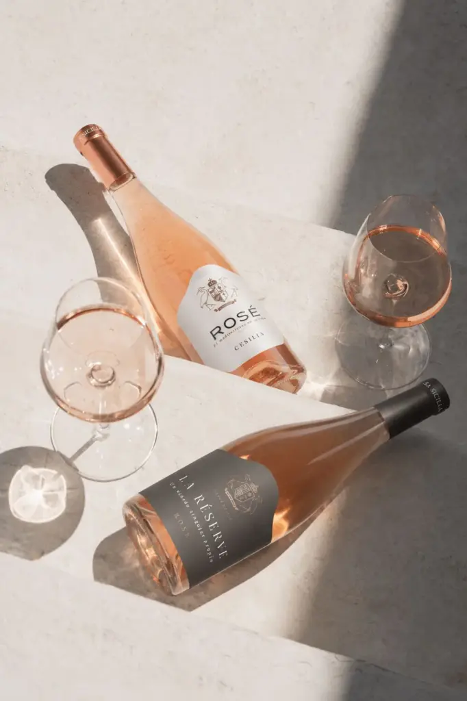 Botellas de Cesilia Rosé y La Réserve con copas de vino rosado