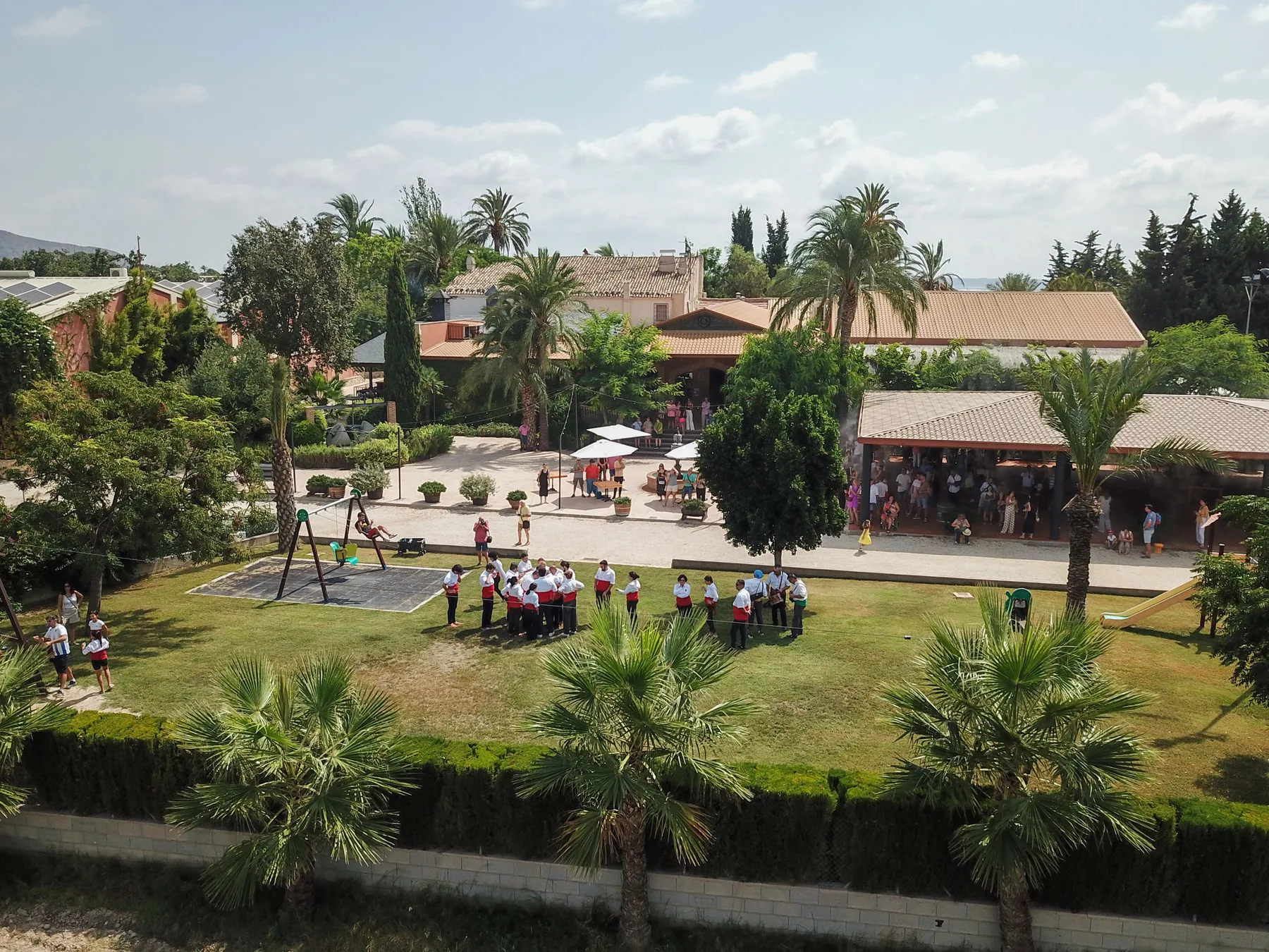 Terraza y jardines de Casa Sicilia durante un evento con visitantes