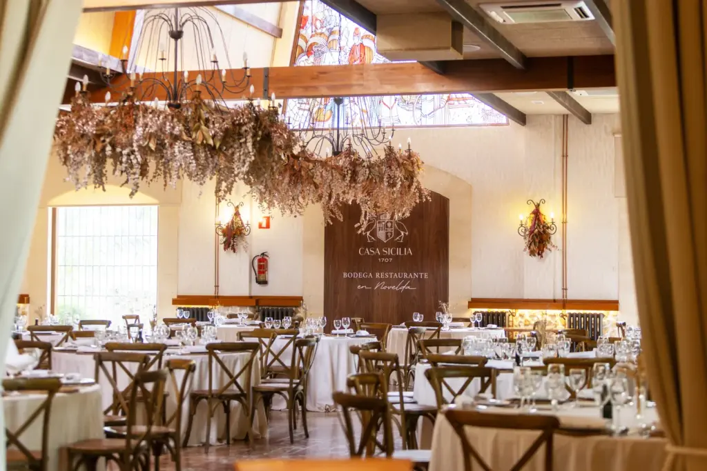 Salón del restaurante Casa Sicilia con las mesas preparadas
