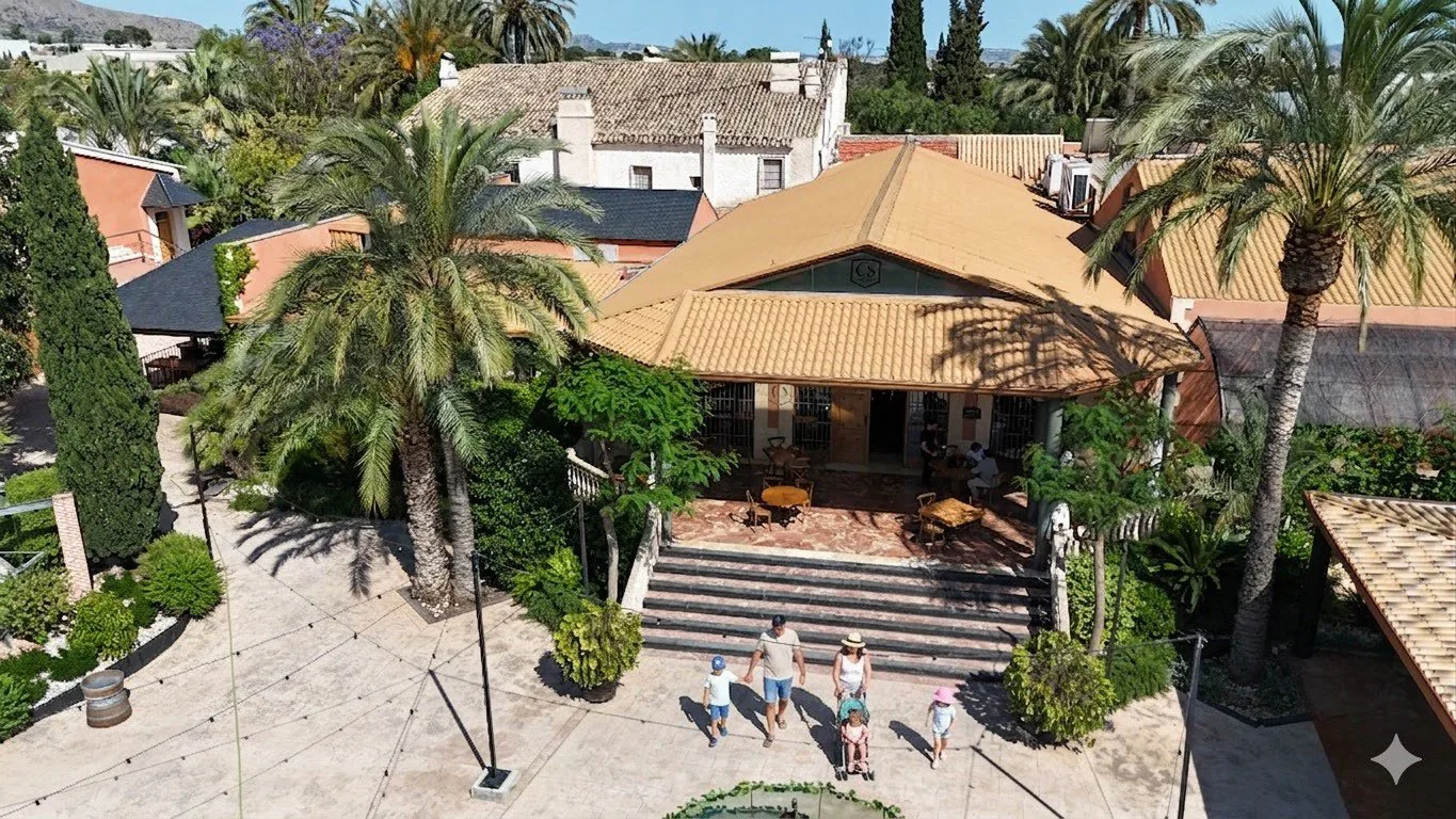 Vista aérea de la bodega Casa Sicilia con visitantes en la escalinata